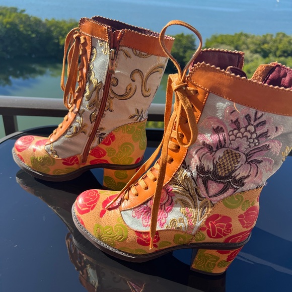 Gorgeous L’Artiste boots, worn once, size 38 = 8. Perfect condition. - Picture 8 of 16